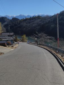 木曽川べりの道