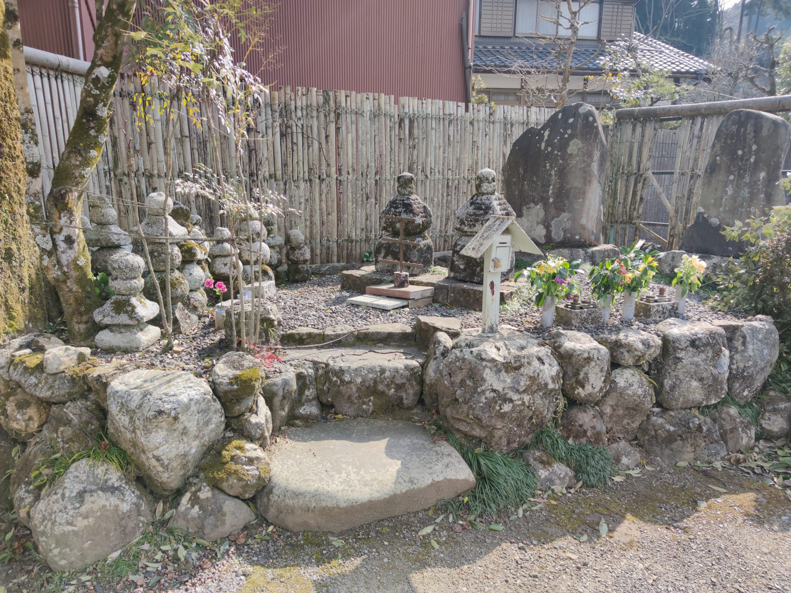 松尾山から中山道今須宿・常盤御前の墓・不破の関（ハイキング・コース）