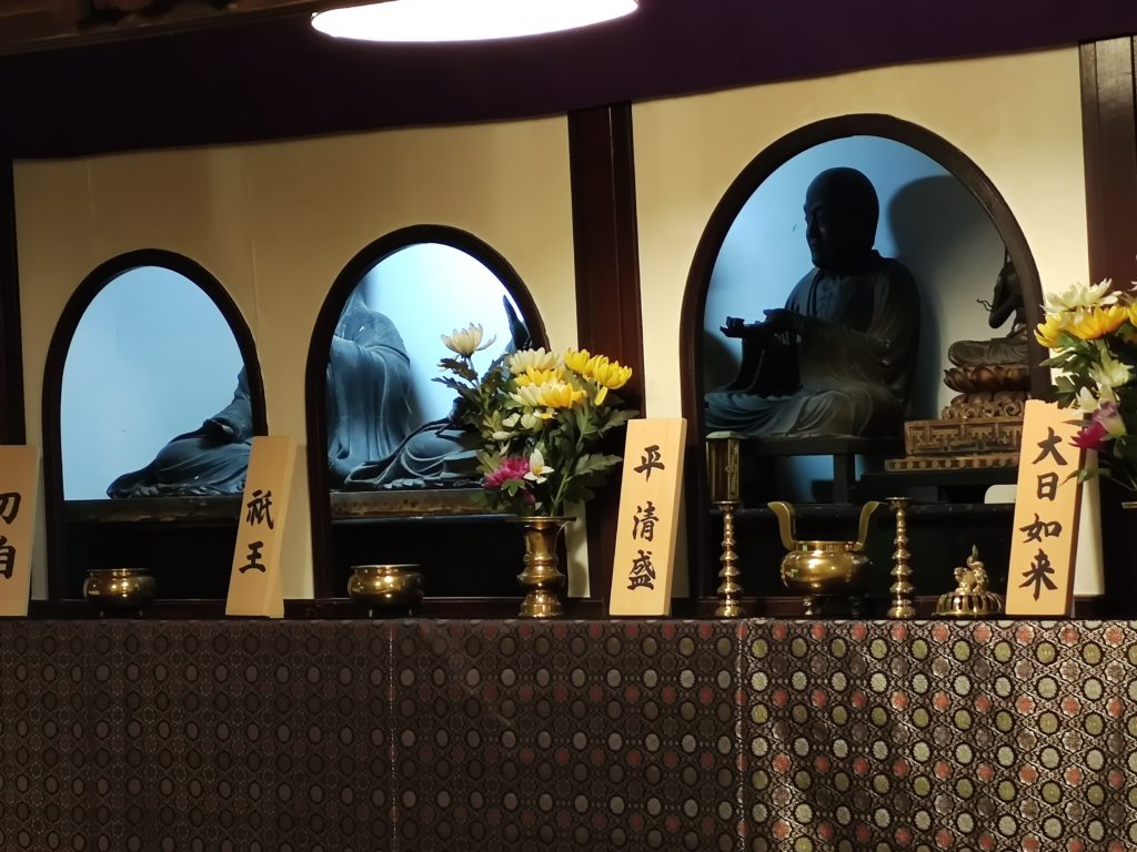 Statues of Gio and Taira-no-Kiyomori in Gioji Temple