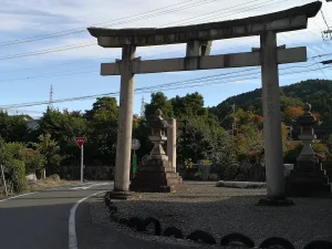 中山道沿いの伊富貴神社鳥居